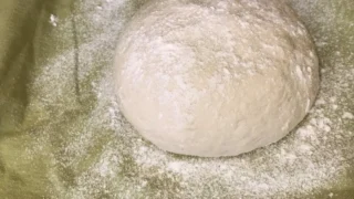 粉をふった発酵中のパン生地