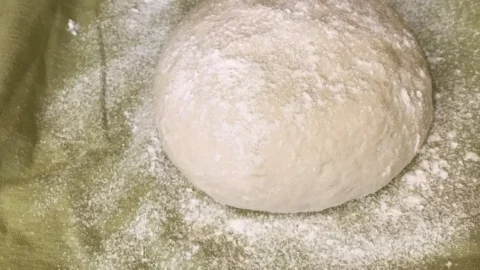 粉をふった発酵中のパン生地