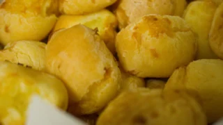 ブラジルの国民的おやつ「ポンデケージョ」——小麦粉ゼロ、もちもちチーズパンの秘密
