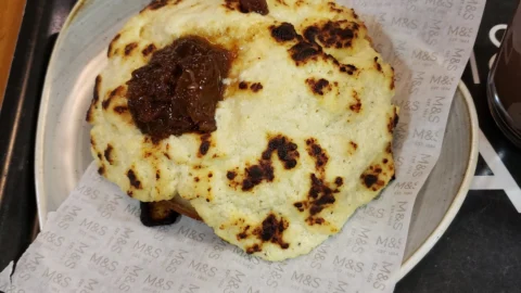 皿に盛られたクランペット料理