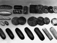 棚に並ぶフィンランドのパン。右列に穴あきリングパン（reikäleipä）が写る白黒写真