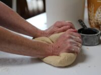 気泡の開いたサワードウは「折り方」と「小瓶」で決まる——米Full Proof Baking流、発酵を“見える化”する作り方
