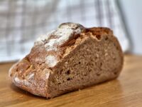 元精神科医が焼くドイツ黒パン｜ライ麦の実を煮て練り込む「Brot & Bread」のサワー種術