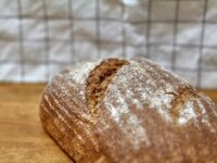 粉をまとったドイツの素朴なライ麦パン