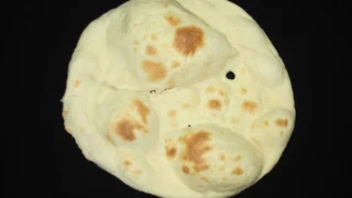 イランのバルバリ（Barbari）｜溝を刻んだ世界有数の厚い平焼きパン