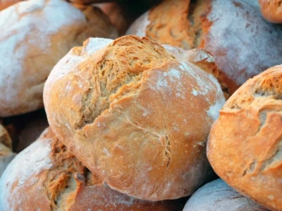 素朴な丸い焼きたてパン（ソーダブレッドのイメージ）
