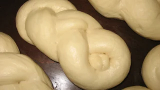イスラエルの編みパン「ハッラー」｜安息日の食卓を彩る卵パン