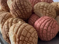 貝殻模様の菓子パン「コンチャ」——メキシコのパナデリアに根づくパン・ドゥルセ文化