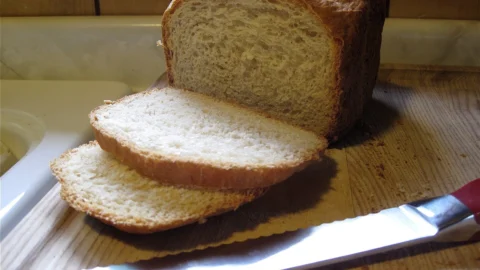 スライスした自家製の白いパン
