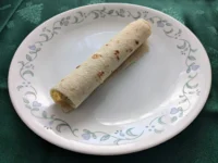 皿に盛られた、巻いたノルウェーのレフセ