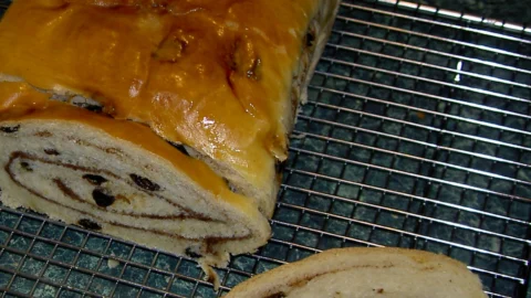 スライスして渦巻き模様が見える巻きパン