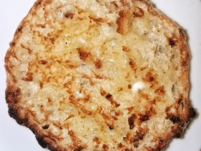 鉄板で焼いた金色のイングリッシュマフィン