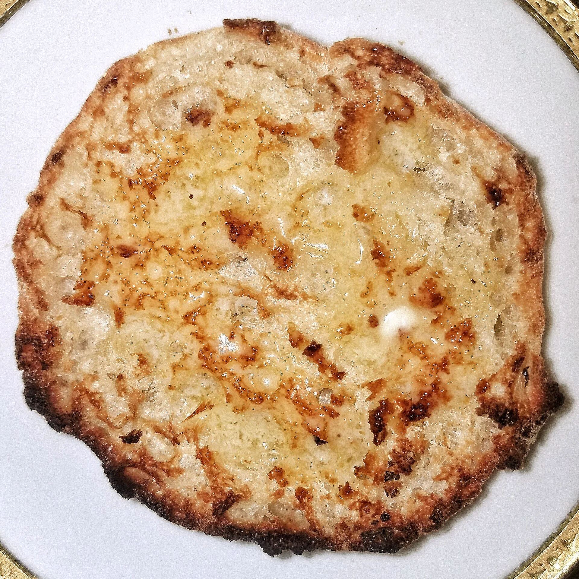 鉄板で焼いた金色のイングリッシュマフィン