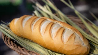 キューバのパン クバーノ（Pan cubano）— ラードでやわらか、ヤシの葉で筋をつける長いパン