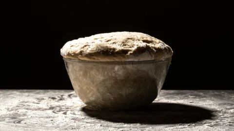 ボウルの中でふっくら発酵した生地