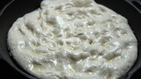 スキレットの中で指の窪みをつけたフォカッチャ生地