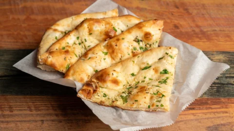 焦げ目とバターの照りが食欲を誘うガーリックナン