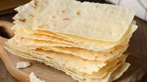 イタリア・サルデーニャのパーネ・カラザウ（Pane Carasau）— 羊飼いが数ヶ月の山を生き抜いた、パリンと鳴る「楽譜の紙」