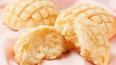 網目模様のクッキー生地をまとったメロンパン