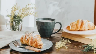 コーヒーと三日月形の甘いパンの朝食