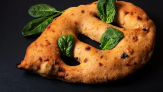 フランスのフーガス（Fougasse）— 窯の温度を計った「麦の穂」の平パン、切り込みは思いきって開く