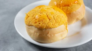 香港の菠蘿包（ボーローバーウ）— パイナップルは入っていないのに、ひび割れがその名になった茶餐廳の看板パン