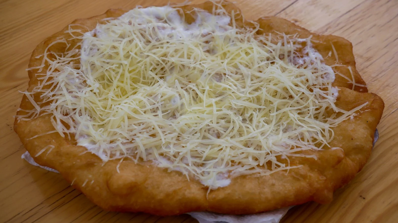 サワークリームとチーズをのせたハンガリーの揚げパン、ラーンゴシュ