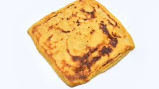 モロッコのムセメン（Msemen）— ハチミツバターに浸して食べる、四角い折り込みパン