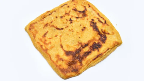 こんがり焼き色のついた、モロッコの四角い折り込みパン、ムセメン