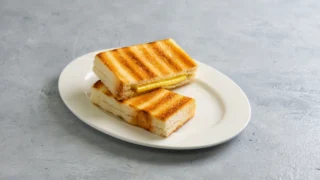 バターを挟んだカリカリのカヤトースト