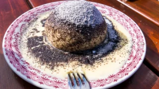 ポピーシードとバニラソースをかけた蒸しパン（オーストリアの近縁ジャームクヌーデル）