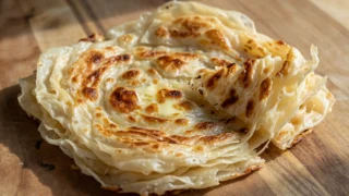 マレーシアのロティ・チャナイ（Roti Canai）— 屋台で生地を宙に舞わせる、層が命の薄焼きパン