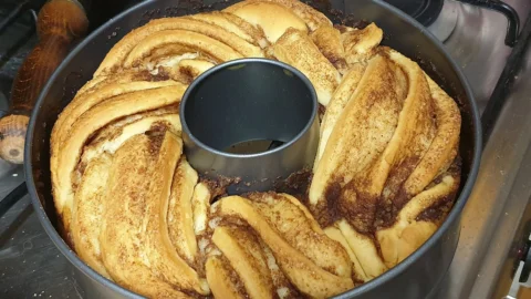 リング型に焼き上がったエストニアのクリンゲル。ねじった生地の切り口が上を向き、シナモンの筋が渦を描いている